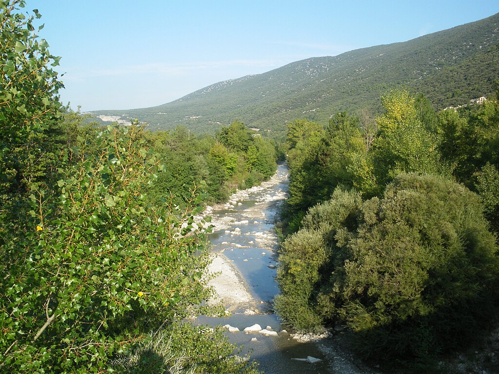 De Toulourenc bij Saint Léger du Ventoux in 2009. Foto: Véronique PAGNIER, Public domain, via Wikimedia Commons.
