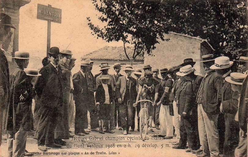 Jacques Gabriel op de Mont Ventoux, winnaar van de Marathon du Mont Ventoux 1908 in een tijd van 2 uur 29 en met een verzet van 5 meter. Foto van website cairn.info.
