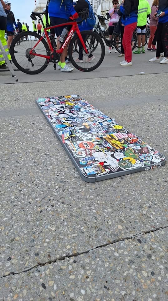 Het oude volgeplakte en daardoor onleesbaar geworden hoogtebord. Foto: Gemeente Bedoin.