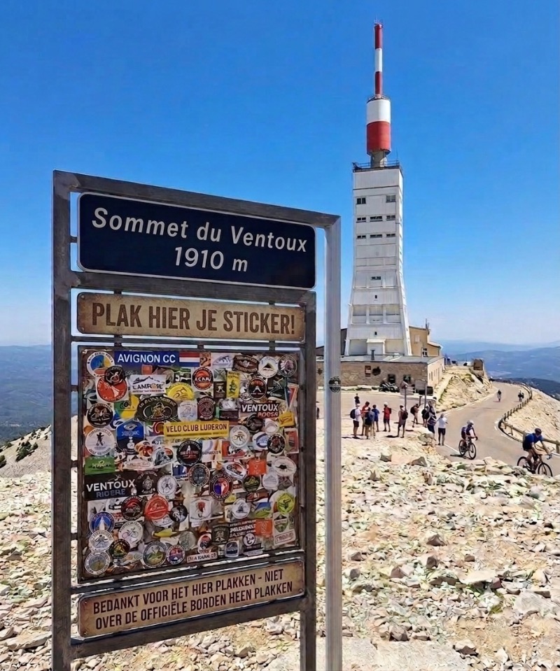 Een eigen bord voor de stickerplakkers... Afbeelding gemaakt met AI.