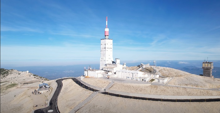 Drone-beelden van de top van de Ventoux