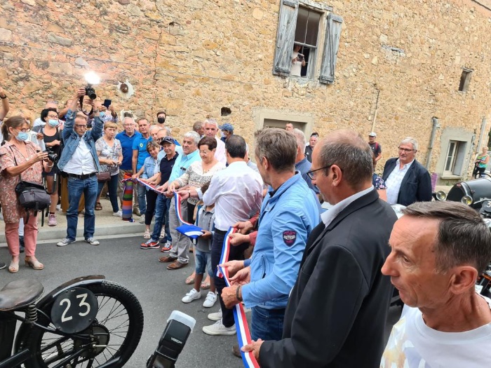 Opening startstreep door burgemeester Alain Constant. Onderaan rechts oud-wielrenner Eric Caritoux. Foto: Ruud de Bont.