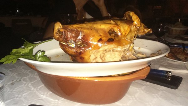 Aan het eind van de tafel rechts, zat de eregast van de avond en hem werd de kop van het varken, inclusief appel en peterselie in de oren geserveerd.