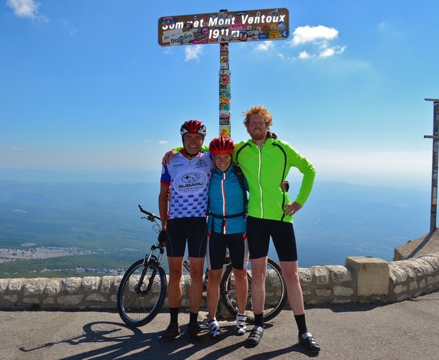 Eva de Vries met vader en vriend op de top van de Ventoux