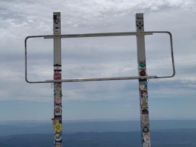 Het hoogtebord op de top van de Ventoux is verdwenen. Foto: Lau Dup