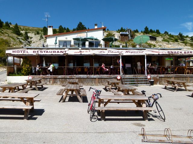 Chalet Reynard werd in 1928 geopend als schuilgelegenheid voor skiërs en jagers, maar werd al snel een gerenommeerd hotel/restaurant. De fietser is echter ook welkom voor een hapje of drankje.