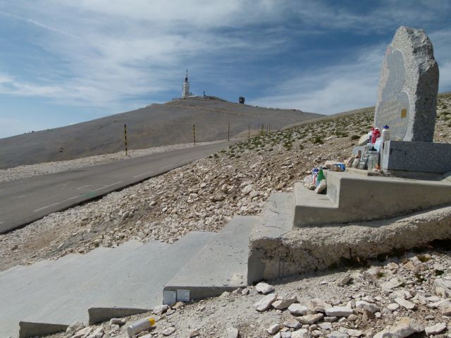 Het Simpson-monument bevindt zich temidden van een gigantische steenmassa: het maanlandschap.