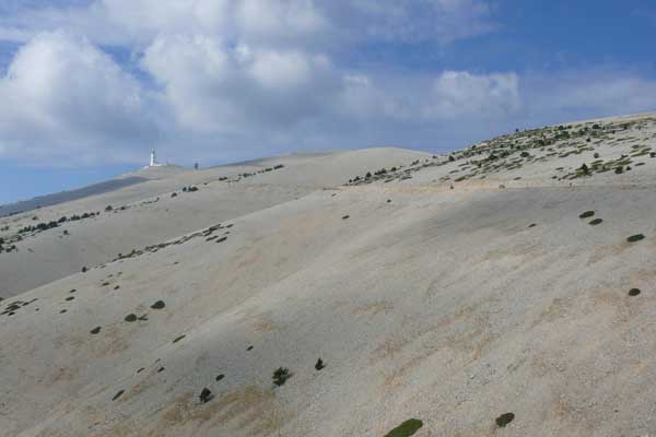 Miljarden kalksteenkeien geven de Mont Ventoux het uiterlijk van een maanlandschap.