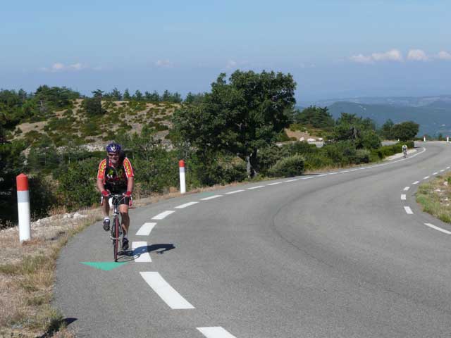 De laatste meters tot le Mont Serein zijn nagenoeg vlak. Op de fiets: Willem Janssen Steenberg, een van de auteurs van het boek 'De kale berg'.   