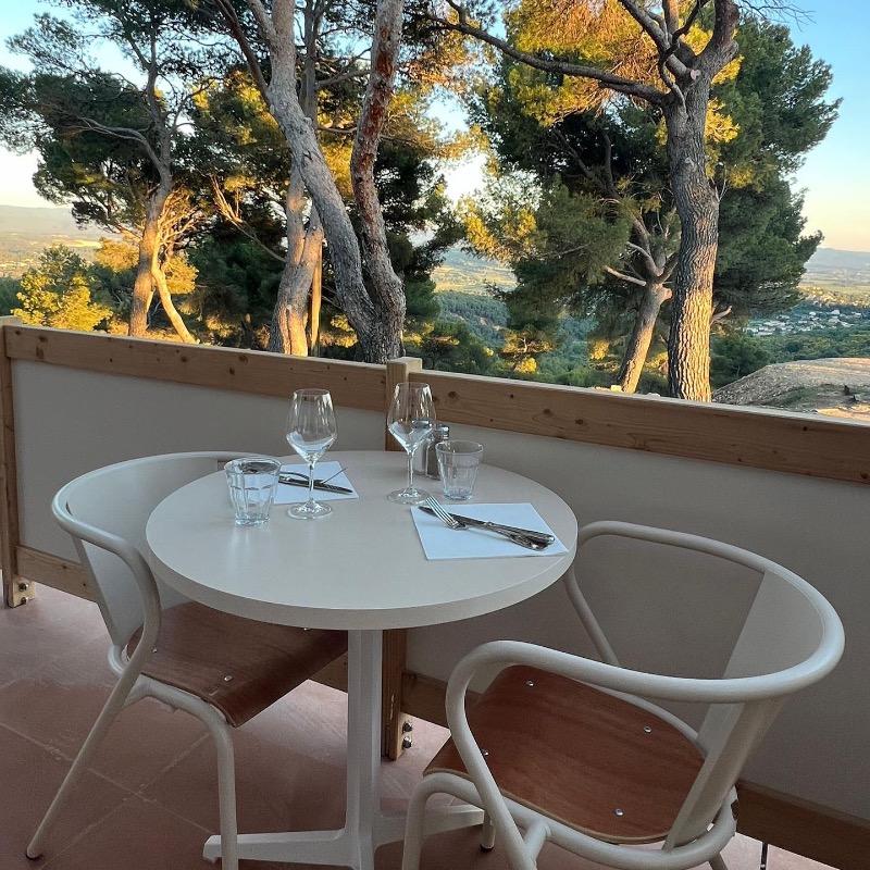 Terras met uitzicht van Le Belvédère. Foto: Facebook pagina Belvédère du Ventoux.