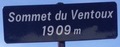 Het nieuwe hoogtebord op de top van de Ventoux. 