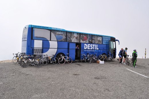 De bus aan de top van de Mont Ventoux. Foto Erwin Rijkers