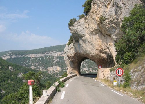 Een van de tunneltjes in de Gorges de la Nesque