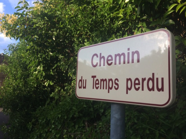 Ik stuurde het pad af, sloeg een onbekend weggetje in dat ‘Chemin du temps perdu’ bleek te heten en wist hoe laat het was. 