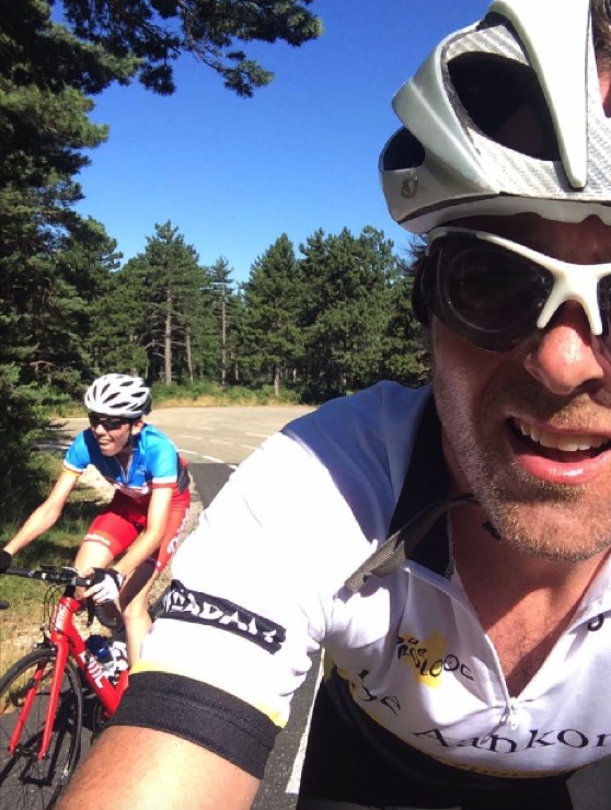 Ik griste mijn iPhone, klungelde en frutselde een selfie van ‘le moment de passage’.