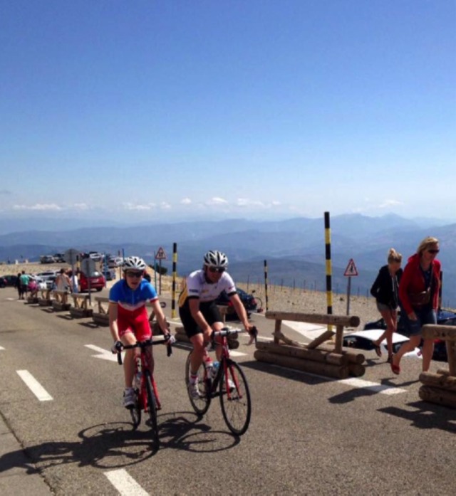 Bij zijn eerste poging had meneer het Malaucène-record van zijn vader meteen maar geëvenaard en peddelde opgewekt met me mee, de laatste kilometer in. 