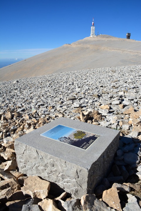 'Sprekende steen' op de top van de Ventoux. Foto: website parcduventoux.fr.