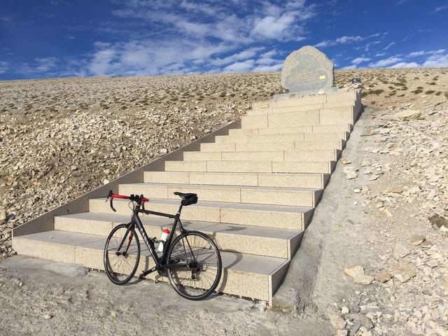 Het monument voor Tom Simpson. In oktober 2016 werd de trap met granieten platen bekleed. Foto: Ruud de Bont.