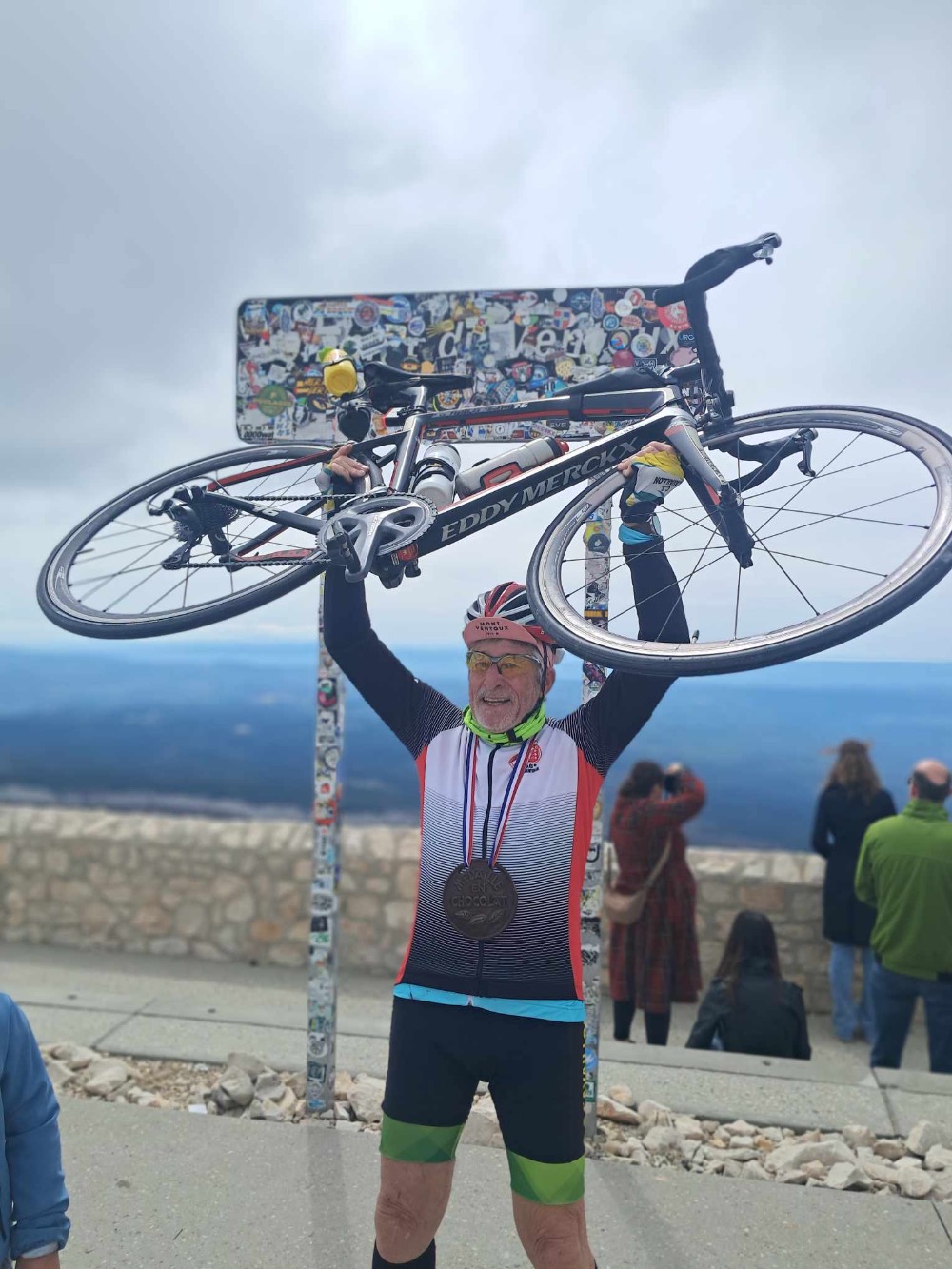 Jean Barasportino, een van de "oude dwazen", reed voor de 120e keer naar de top en huldigde zichzelf met een chocolade medaille.