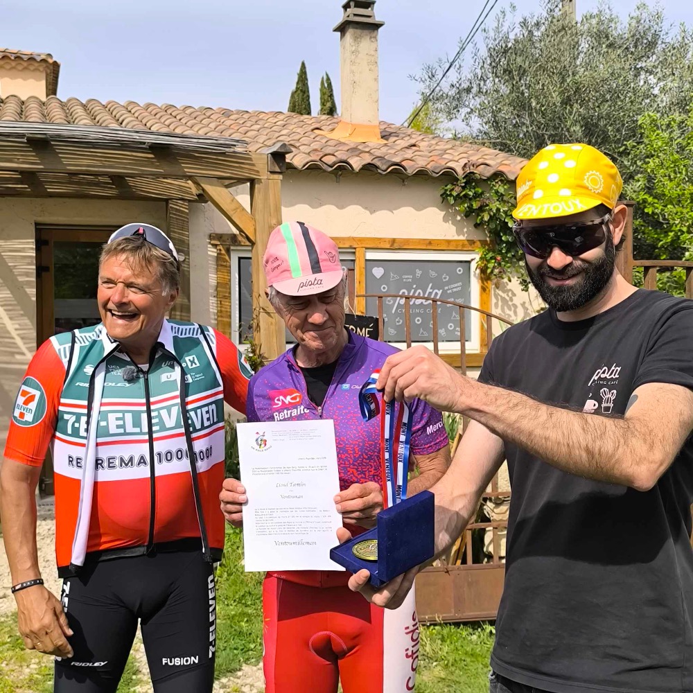 Links: Dag Otto Lauritzen, midden: Ventouman met oorkonde, rechts: Jean-Sébastien van Pista met medaille.