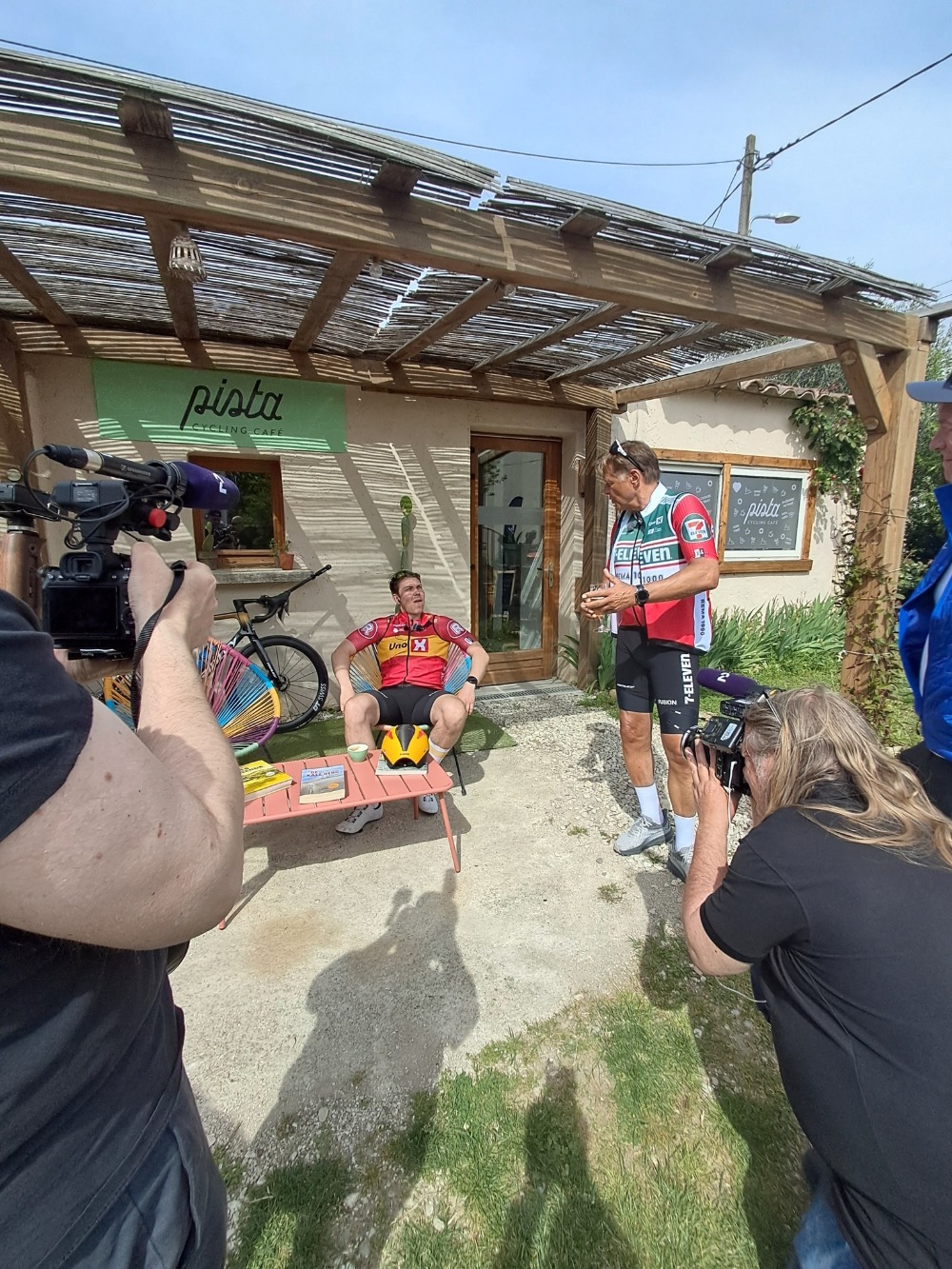 Een reportageploeg van de Noorse televisie maakt opnamen bij Pista Cycling Café in Bedoin. Rechts sportcommentator en voormalig profwielrenner Dag Otto Lauritzen.