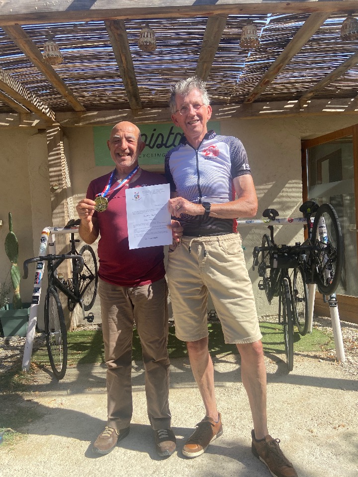 De uitreiking van de medaille en oorkonde bij Pista Cycling Café. Links Ventounissimo, rechts de webmaster van De Kale Berg.